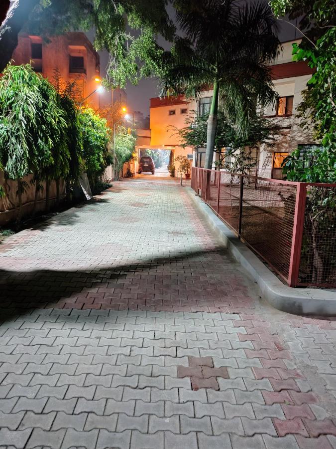 R C Palace Hotel Bhiwadi Exterior foto